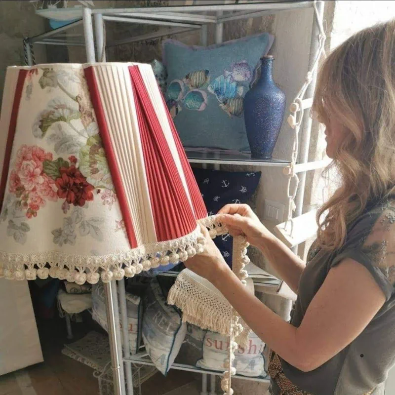 Ritratto di Luciana Galantino, artista di Giovinazzo — luci, mosaici, trame tessili