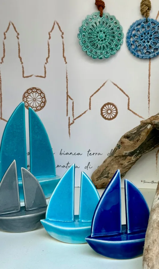 Barchette a vela e rosoni pendenti in ceramica