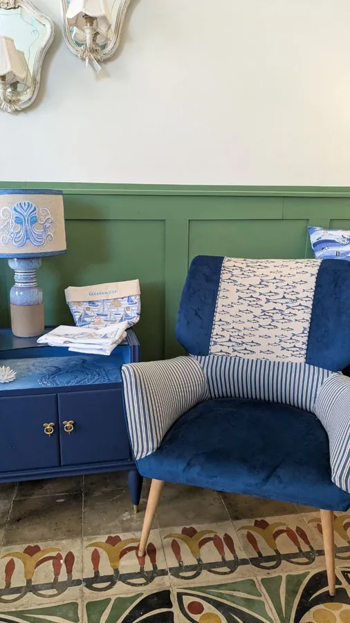 Poltroncina anni 40 con nuovo rivestimento in velluto antimacchia e tessuto stampato Parigino