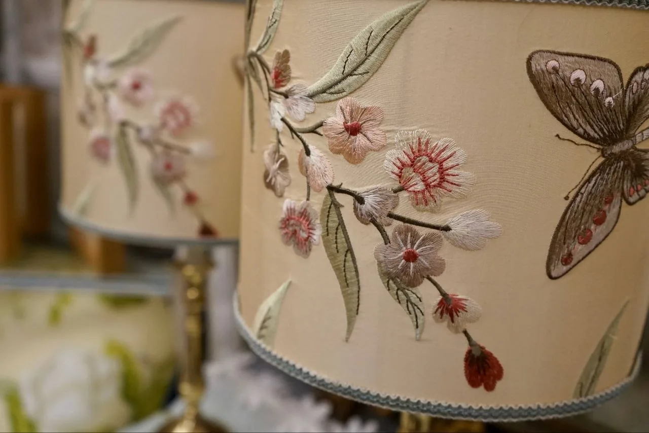 Restauro lumi antichi in ottone con paralumi in seta ricamati