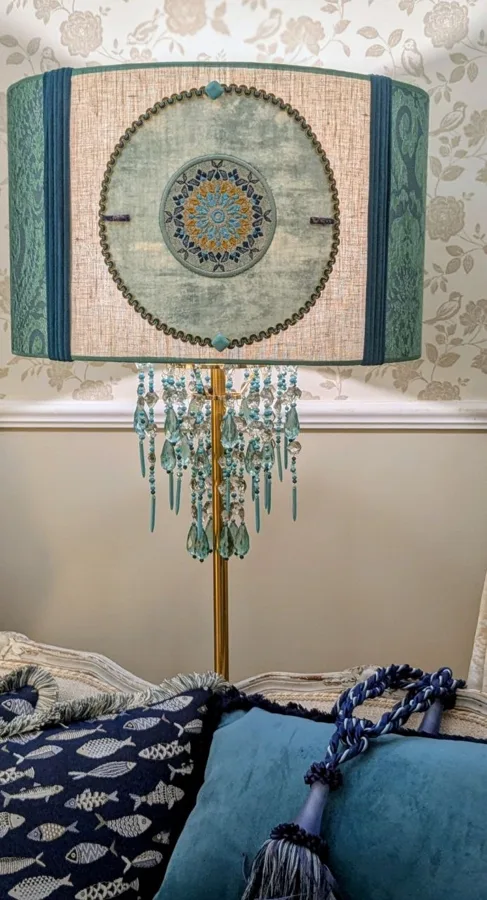 Piantana in ottone con paralume ricamato con mandala e cascata di cristalli antichi e turchesi