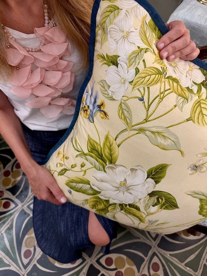 Cuscino con tessuto stampato inglese con rifinitura in velluto blu