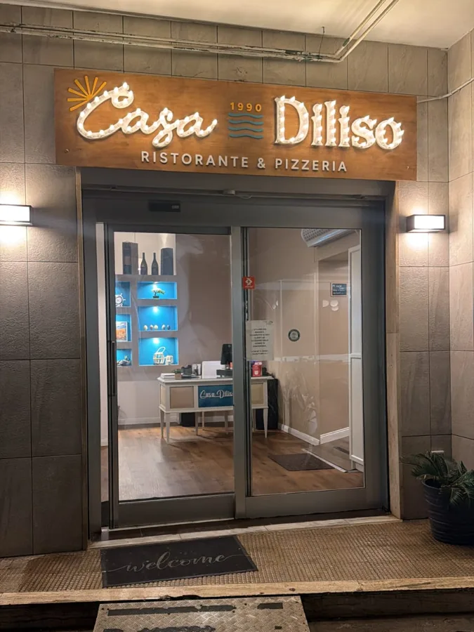 Insegna in legno con rilievi e luminaria